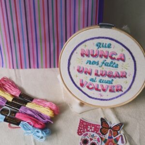 Kit de bordado “Punto y Rótulo”